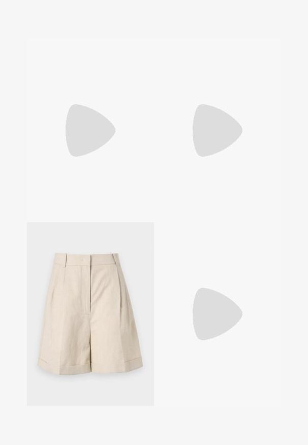Ærmeløs top i lys beige, med ribbet tekstur og en høj, samlet halsudskæring. Tætsiddende silhuet fremhæver formen.; Beige linnedragt med en skræddersyet pasform, der har forkantsprejser, en flad talje og oprevne ærmer. Glat tekstur uden synlige mønstre.; Hvid sandal med stropper og kitten-hæl med spids tå, svævende over et trægulv udendørs med en sløret plante og væg i baggrunden.; Beige håndtaske med glat lædertekstur. Rund form, to lange håndtag og en gulddetalje på lynlåsen.
