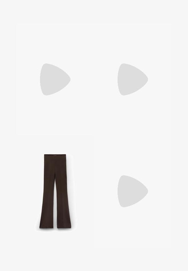 Camiseta de manga corta marrón en suave material de algodón. Cuello redondo, ajuste holgado y un dobladillo trasero ligeramente más largo. Textura suave, sin patrones.; Pantalones marrones acampanados hechos de tela elástica con una cintura alta. Textura suave con costuras que recorren las piernas.; Zapatilla Adidas de ante marrón con rayas blancas y marrón más oscuro, suela de perfil bajo y texto dorado "Spezial" en el lateral.; Bolso de hombro de ante marrón con una sola correa y cierre de cremallera superior, exhibido sobre un fondo blanco liso.