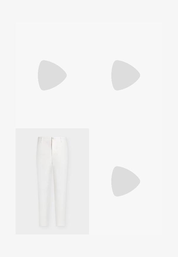 Polo noir à manches courtes avec col, deux boutons, accents blancs aux épaules et logo "BOSS" sur la poitrine gauche.; Pantalon blanc taille haute à jambes droites avec passants de ceinture, fermeture par bouton et braguette zippée sur un fond uni gris clair.; Chaussure mocassin en cuir noir suspendue au-dessus d’un tapis beige avec du mobilier moderne couleur ambre en arrière-plan.; Portefeuille en cuir noir texturé avec deux poignées et une bandoulière détachable, doté d'une fermeture éclair argentée et de ferrures métalliques.