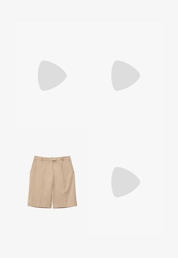 Ribbede strikærmeløs bluse med sort og hvid vandret stribning, rund halsudskæring og en tætsiddende silhuet.; Beige højtaljede shorts med bæltestropper, forreste læg, sidelommer og skjult frontlynlås.; Sorte læder balletflade sko med spids tå, udsnit design, ankelrem og guldkæde accent. Glat tekstur, minimal hæl.; Sort skuldertaske i læder med en buet klap, der er fastgjort med en rund metal spænde, og en slank, justerbar rem.