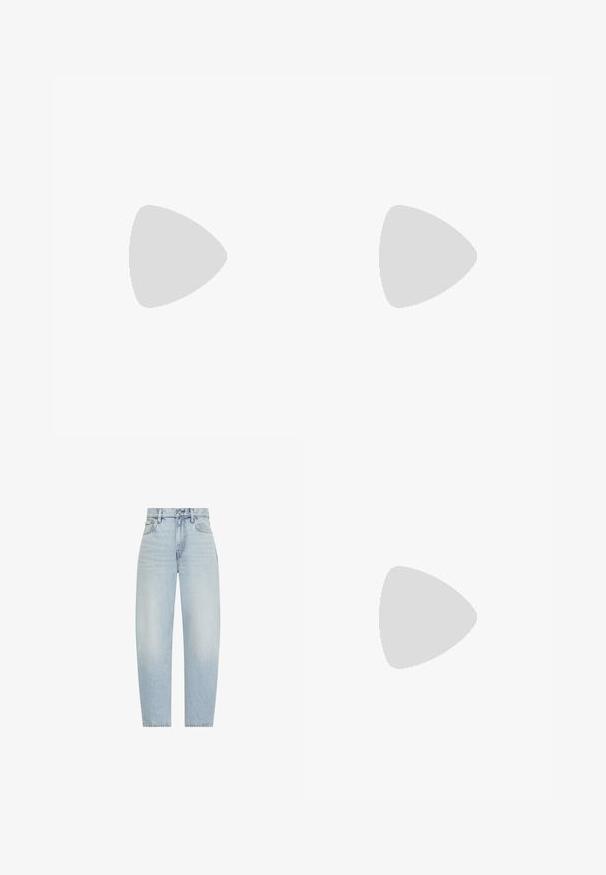 Sort langærmet skjorte lavet af glat stof. Har en rund halsudskæring og et lille sølvlogo på brystet. Minimalistisk design.; Lyseblå jeans med høj talje og lige ben, med knap foran, lynlås, bæltestropper samt for- og baglommer.; Sort læder loafer med moc toe-syning, lav hæl og slip-on design mod en neutral baggrund.; Sort halv-måne skuldertaske i læder med justerbar rem og guld "BOSS"-logo centreret foran.