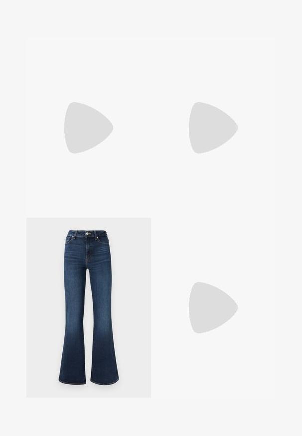 Grijze langjarige coltrui gemaakt van zachte, rekbare stof met een aansluitend ontwerp en een gladde textuur. Geen zichtbare patronen of accenten.; Wijde blauwe spijkerbroek met een hoge taille, voorzien van vijf zakken, metalen knoop- en ritssluiting, en een gladde textuur.; Zwarte leren slingback schoen met spits toelopend neusje, hoge blokhak en beige binnenvoering tegen een effen lichte achtergrond.; Zwarte handtas van textuur materiaal, voorzien van twee bovenhandvatten en een afneembare schouderriem, met een zilveren logo-accent.