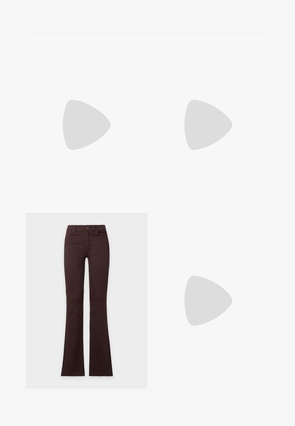 Rød camisole med hvidt paisley mønster, justerbare stropper, v-udskæring og bølget kant. Fremstillet af blødt, let materiale.; Mørkebrune bootcut-jeans med knap og lynlåslukning, for- og baglommer, vist fladt på en ensfarvet hvid baggrund.; Bordeaux læder slingback hæl med spidse tå, justerbar rem og dekorativ sløjfedetalje foran. 7,5 cm hælhøjde.; Rektangulær sort læderhåndtaske med en enkelt lang rem og blank finish, vist mod en ensfarvet hvid baggrund.