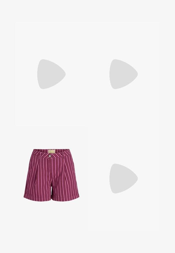Cardigan court à manches longues rayé horizontalement rose et blanc, avec fermeture boutonnée devant et encolure arrondie sur fond uni.; Short rayé vertical violet et rose avec fermeture boutonnée et passants de ceinture, présentant des plis à l'avant et une étiquette de marque JJXX à l'intérieur de la ceinture.; Sandales à talons noires avec plusieurs brides brillantes et des accents métalliques, présentant un bout pointu et des talons kitten discrets. Texture lisse.; Sac à main bordeaux en matériau brillant, de forme rectangulaire, avec deux anses et des accents légèrement courbés à l'avant.