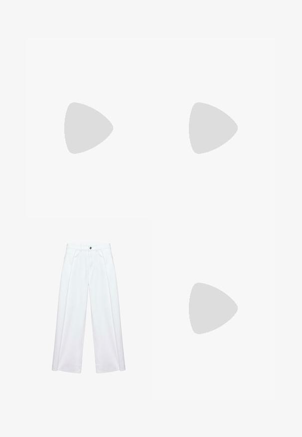 Blå sweatshirt med ribbet rund hals, der har horisontale lyseblå striber og en glat tekstur. Rent design, blødt stof.; Hvide bukser med vide ben, forreste læg, bæltestropper, sidelommer samt lukning med knap og lynlås.; Hvid Adidas Samba sneaker med sorte striber og gummsål, svævende over teksturerede grå betonstrin.; Lille sort blank håndtaske med to lange håndtag og snøre-detaljer i siden på en ensfarvet lys baggrund.
