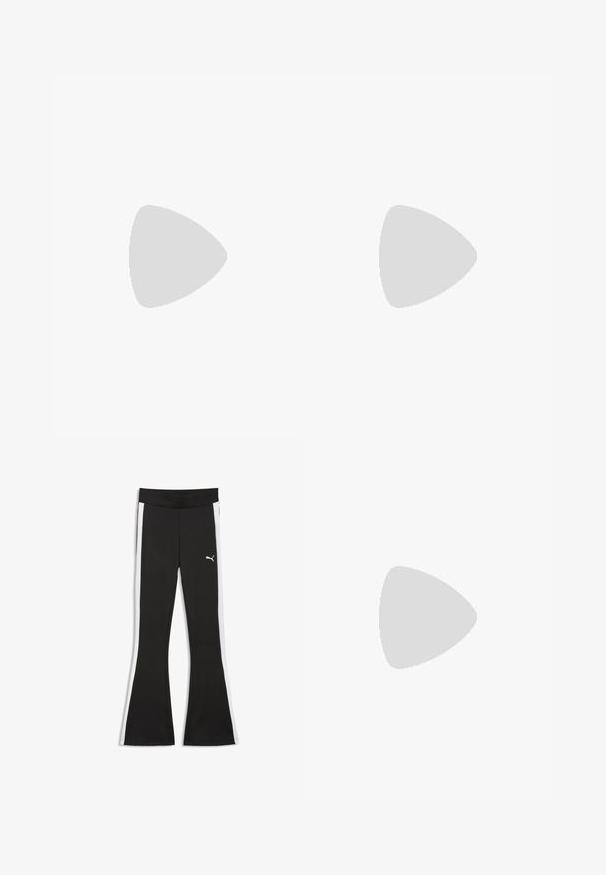 Weißes, kurzes T-Shirt aus Baumwolle mit schwarzen Schulterakzenten und einem kleinen schwarzen Logo auf der linken Brustseite.; Schwarze ausgestellte Hose mit weißen Seitenstreifen und Puma-Logo am oberen linken Bein, ausgestattet mit einem breiten Bund.; Paar schwarze Leder Mary Jane-Schuhe mit elastischem Fersenbereich und Klettverschluss, mit einem dezenten Puma-Logo auf jeder Zehe.; Mini-Handtasche aus rotem Lackleder mit weißen Akzenten, runder Form, doppelten Griffen, abnehmbarem Schultergurt und prominentem PUMA-Logo.
