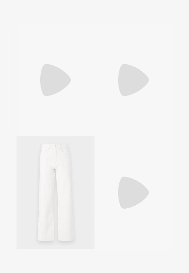 Langærmet, grøn tie-dye top med en bølgemønsteret halsudskæring og kant. Har en diagonal søm med teksturerede detaljer i et blødt, let stof.; Hvide denimjeans, højtaljede, design med brede ben, klassisk fem-lomme stil, foran knap- og lynlåslukning, glat tekstur uden synlige mønstre.; Brun lædersandal med høj hæl, spids tå, justerbar rem med spænde og slank tilspidset hæl.; Lille sort blank håndtaske med to lange håndtag og snøre-detaljer i siden på en ensfarvet lys baggrund.