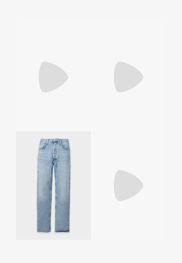 Polo bleu marine en coton doux. Il présente un col classique, des manches courtes et un logo discret sur la poitrine.; Jean denim bleu clair à coupe droite avec poches avant, passants de ceinture et fermeture à boutons sur fond blanc.; Baskets blanches avec dessus en daim et cuir texturé. Caractérisées par un bout arrondi, une fermeture à lacets et une semelle en caoutchouc beige contrastante.; Sac bandoulière rectangulaire noir avec poche avant zippée, sangle réglable et plaque logo rectangulaire argentée sur fond uni.