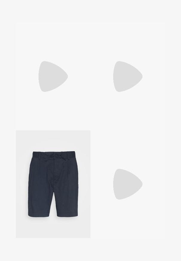 Navyblaues T-Shirt mit kurzen Ärmeln aus Baumwolle, versehen mit einer gerippten Textur und einem kleinen weißen "BOSS"-Logo auf der linken Brustseite.; Marineblaue Leinen-Shorts mit elastischem Bund, Kordelzugverschluss und zwei vorderen Falten. Sie haben eine lockere Passform und umnähtes Bein.; Weiße Sneaker aus glattem Leder, runde Spitze, vier Ösen, dezente Perforationen und ein rotes Logodetail an der Seite.; Goldene Metallarmband mit Kettendesign, featuring rechteckigen Gliedern und einem Verschluss, glatte Textur und polierte Oberfläche.