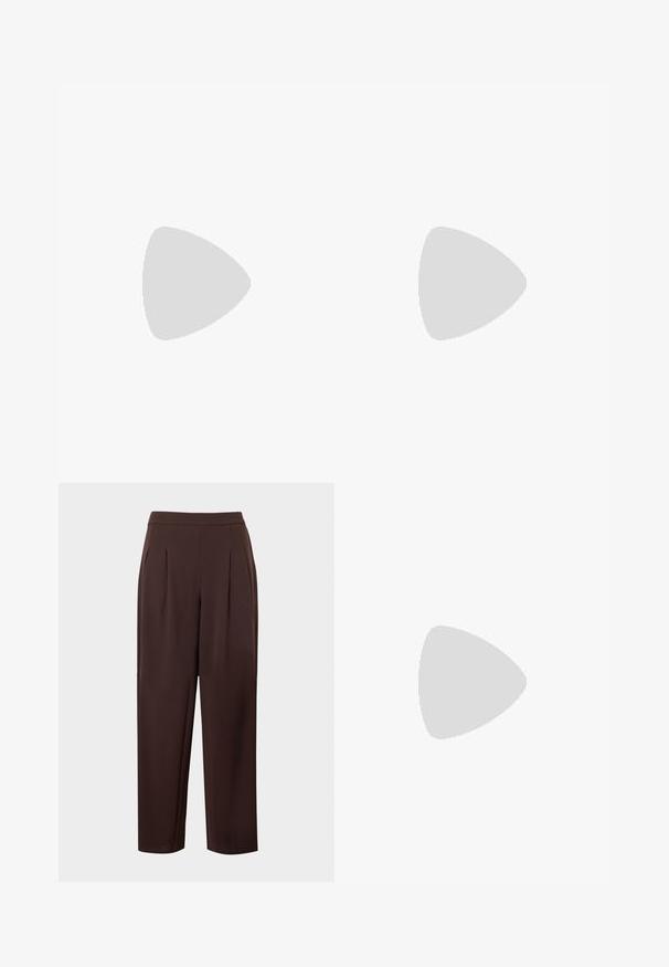 Donkerbruine geribbelde top met lange mouwen, een hoge, gerafelde halslijn en gerafelde randen aan de manchetten en zoom.; Donkerbruine high-waist op maat gemaakte broek met voorplooien en rechte, licht uitlopende pijpen op een effen achtergrond.; Bruine gepatineerde leren balletschoen met een vierkante neus en een bandje met een kleine gouden gesp. Gladde textuur, lage hak en minimalistisch ontwerp.; Donkerbruine leren schoudertas met een zachte, slungelige vorm en een gedraaide knoopvormige handgreep op een effen witte achtergrond.