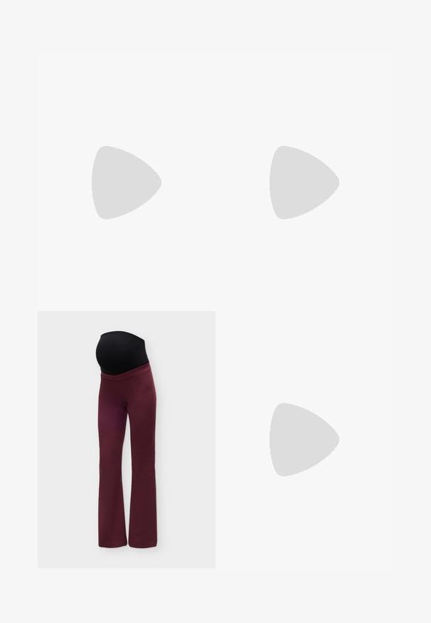 Top negro de manga larga con cuello de tortuga, fabricado con un material elástico, diseñado para adaptarse a una barriga de embarazada, con detalle de fruncido lateral.; Pantalones de embarazo elásticos con piernas acampanadas en color burdeos y un panel negro sobre el vientre para un soporte cómodo durante el embarazo.; Zapato plano Mary Jane de charol negro con dos recortes y una correa con hebilla dorada sobre fondo blanco.; Bolso de mano de ante negro con dos correas de cuero largas y planas. Presenta un borde superior curvado y costuras visibles en la parte frontal. Sin acentos de metal.