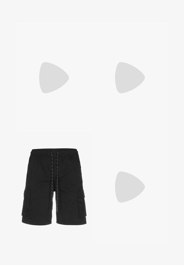Rød bomulds t-shirt med rund hals, korte ærmer og et lille sort logo på venstre bryst og ærme. Glat, ensfarvet stof.; Sorte cargo shorts lavet af stof, med en elastisk talje og snøre, sidelommer og et lige snit design.; Hvid lavtop Nike Air Force 1 sneakers med beige swoosh-logo, perforeret tåboks og hvid gummisål på ensfarvet lys grå baggrund.; Sølv rustfrit stålguldarmbånd med en flad centerplade og kædedesign med en poleret finish og subtilt brandindgravering.