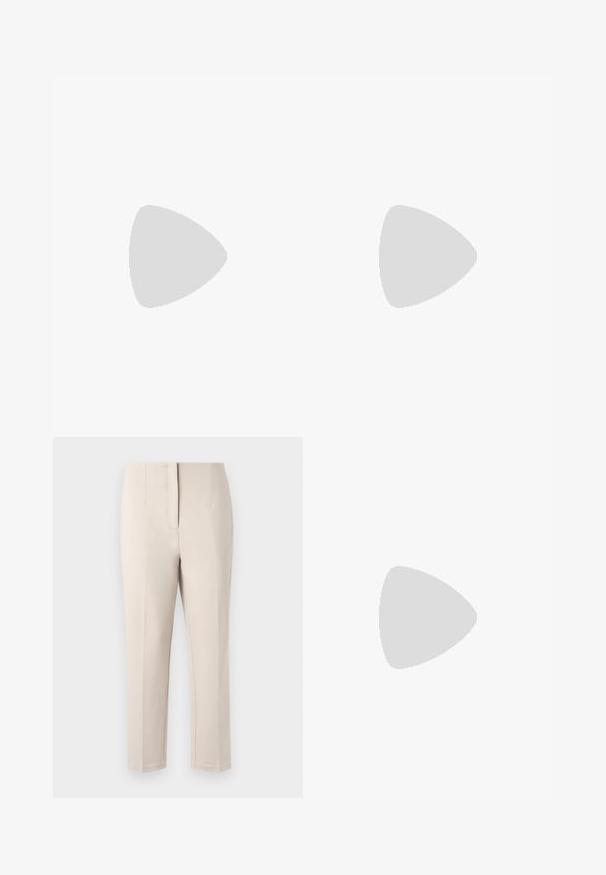 Sort ærmeløs top med høj krave og kort lynlås, lavet af ribbet materiale. Har et lille logo på den nederste side.; Beige bukser med en skræddersyet pasform, lige ben og ren forkant. Fremstillet af glat stof med en subtil glans, ingen synlige metaldele.; Sort læderloafer med dekorative sideøjer, snørre på toppen og små perle-lignende perler på siden af hælområdet, flad gummisål.; Sort rektangulær læder tote taske med to lange håndtag og en lille hvid Calvin Klein-logo centreret nær bunden.