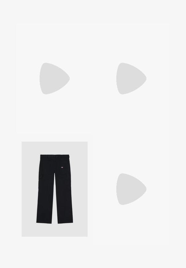 Camiseta de algodón azul marino con cuello redondo y mangas cortas. Presenta un estampado gráfico geométrico en púrpura y blanco en el lado izquierdo del pecho.; Pantalones cargo negros de algodón, con múltiples bolsillos, una textura suave y un parche con el logo en el bolsillo trasero derecho.; Zapatilla negra de cuero con superficie texturizada, logo de Nike en blanco, suela gris, puntera redonda y diseño de encaje. Presenta perforaciones en la puntera.; Mochila negra hecha de tejido duradero que cuenta con un bolsillo delantero con cremallera, parche con el logo, asa superior y correas de hombro ajustables.