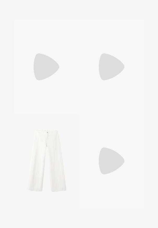 Blå sweatshirt med ribbet rund hals, der har horisontale lyseblå striber og en glat tekstur. Rent design, blødt stof.; Hvide bukser med vide ben med knap- og lynlåslukning, vist fladt på en hvid baggrund.; Brun mokkasinsmule med lukket, afrundet tå og flad, tekstureret sål, fotograferet fra siden mod hvid baggrund.; Blød blå stof hobo skuldertaske med en rundet, halvmåneformet form og en bred åbning til håndtaget i toppen midt på.