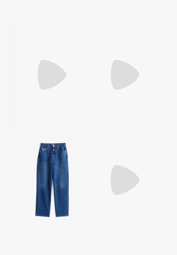 T-shirt en coton blanc à col rond, manches courtes, avec un texte imprimé bleu "GLACE S'IL VOUS PLAÎT" au-dessus d'un dessin simple d'un cornet de glace.; Jean en denim bleu droit avec poches avant, fermeture par boutons et légère décoloration sur les cuisses, posé à plat sur fond blanc.; Bottine en cuir noir avec bout pointu et petit talon kitten sur fond clair, vue côté extérieur.; Sac à main en cuir noir avec une anse supérieure incurvée, un motif en diamant subtile, et une bandoulière détachable. La texture est lisse avec des détails embossés.