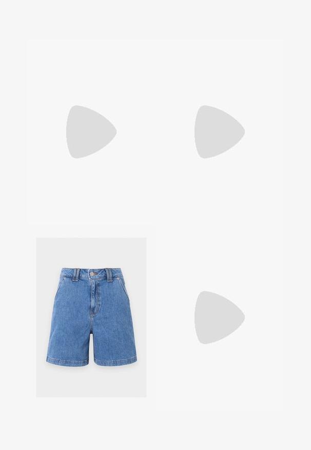 Haut bleu côtelé sans manches avec encolure ronde, présenté à plat sur fond blanc.; Short en jean bleu avec fermeture devant par bouton et zip, passants de ceinture, poches avant et ourlet droit sur un fond uni clair.; Jambes portant des leggings côtelés foncés associés à des ballerines noires avec de petits détails en nœud sur fond blanc.; Petit sac à main noir brillant avec deux longues anses et des détails à cordon sur les côtés sur un fond clair uni.