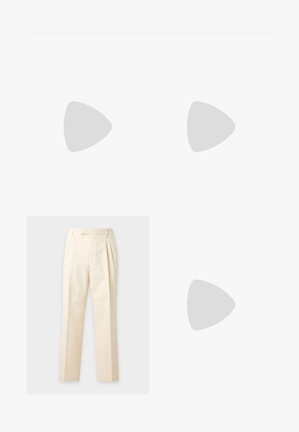 T-shirt beige clair à manches courtes avec col rond et logo discret "BOSS" centré sur la poitrine.; Pantalon beige sur mesure avec plis à l'avant, passants de ceinture et coupe droite et ajustée sur un fond clair uni.; Mocassin en cuir noir avec détail de mors en métal, présenté au-dessus d'un tapis beige, avec une table ronde marron en arrière-plan.; Ceinture en cuir brun foncé roulée avec une boucle métallique carrée et des coutures visibles le long des bords.
