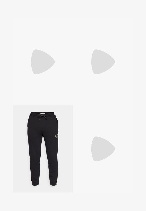 Beige katoenen T-shirt met een ronde halslijn en korte mouwen. Heeft een klein tekstlogo op de linkerbovenkant. Eenvoudig, onopgesmukt ontwerp.; Zwarte joggingsbroek van zachte stof, met een elastische tailleband, trekkoord, zijzakken en een klein wit logo-detail.; Zwarte sportieve schoen met een bovenwerk van mesh, een gevoerde kraag en opvallende dempingstechnologie bij de hiel. Heeft gestructureerde accenten en veters.; Metalen ketting met uitgestrekte schakels in een donkere gunmetalkleur. Bevat een geometrische accent en sluiting met merkdetail.