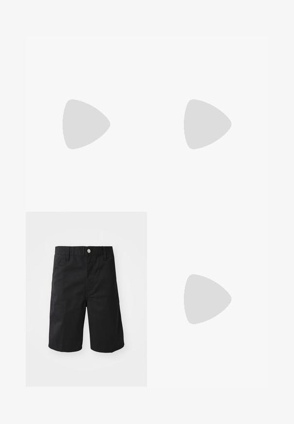 Sort t-shirt med korte ærmer med en grøn tegneserie-kaktus og hvid tekst "Conditions Gear Big Bend, Texas" på venstre bryst.; Sorte bomuldsshorts med lige snit, bæltestropper, metalknaplukning og uden synlige mønstre eller accenter.; Sorte og grå sportssko med mesh og ruskind på overdelen, der har en hvid mellemsål, snørebånd og et iøjnefaldende "N" logo på siden.; Jack & Jones PENDANTBATMAN 2 PACK - Armbånd - silver-coloured