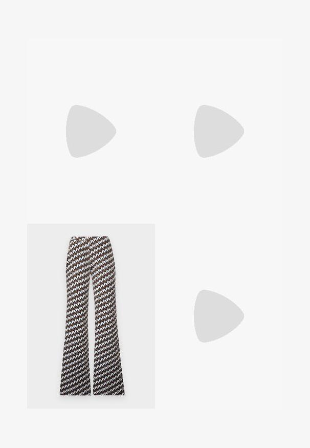 Sort langærmet t-shirt med rund hals lavet af tekstureret stof, med en lige kant og syede detaljer ved kraven og skuldrene.; Brune, hvide og blå mønstrede bukser med vide ben og et gentaget ovalt design samt en flad fronttalje på en ensfarvet baggrund.; Sort hæl-sandal med smal ankrem, firkantet tå-boks, glat lædermateriale og metalspænde som pynt.; Sort cylindrisk læder skuldertaske med gyldent lynlås og "Michael Kors" logo foran, justerbar rem med spænde.