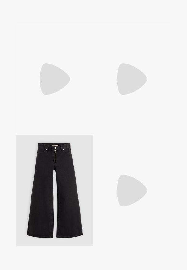 Sort t-shirt med korte ærmer og rund hals lagt fladt på hvid baggrund, der viser forfra og glat stoftekstur.; Vide ben jeans i sort denim med lynlås foran, fem lomme-design og subtile stikninger. Glat tekstur og afslappet stil.; Lavprofils sort sneaker med tekstureret slangeskindsmønster, hvide striber på siden, sorte snørebånd og en gennemsigtig brun sål.; Sort læder skuldertaske med dobbelte stropper fastgjort med gyldne ringe og nitter, glat og let skinnende overflade, enkelt design.