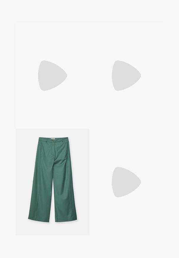 Ærmeløs turtle neck top i grøn og mørkeblå mønster, med et struktureret, organisk design. Blødt stof med en afslappet pasform.; Bredde ben bukser i en teal farve, lavet af et glat stof. Har en frontknaplukning og to sidelommer.; Sort læder mule sko med lav hæl, rundet tå og slip-on design, vist i sideprofil på en lys baggrund.; Olivengrøn læderhåndtaske med flettet håndtag og sølvhardware, med en samlet design og runde låsedetaljer på toppen.