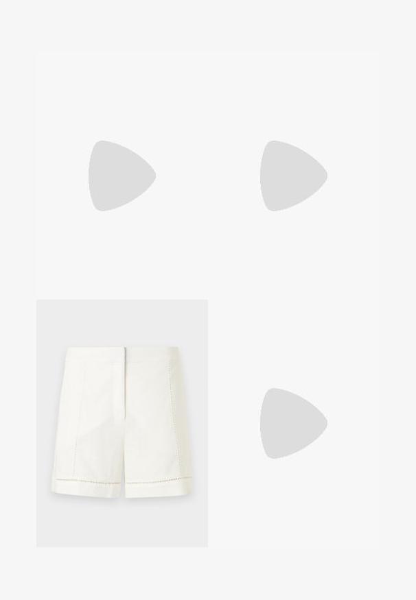 Λευκό T-shirt με κοντό μανίκι, με μαύρο κυρτό κείμενο «A. ROEGE HOVE» τυπωμένο στο στήθος, εμφανιζόμενο σε απλό φόντο.; Λευκά λινά σορτς με δομημένο σχεδιασμό, που διαθέτουν πλαϊνές τσέπες και διακοσμητικό ράψιμο κατά μήκος του τελειώματος. Ομαλή υφή, κομψή γραμμή.; Μαύρο δερμάτινο μποτάκι αστραγάλου με καμπυλωτό σμιλευμένο τακούνι και λογότυπο Karl Lagerfeld κοντά στην πάνω άκρη σε λευκό φόντο.; Λευκή δερμάτινη τσάντα ώμου με καμπύλο καπάκι, μαύρο περίγραμμα, ρυθμιζόμενο λουρί και ασημένιο διακοσμητικό κούμπωμα σε μονόχρωμο φόντο.