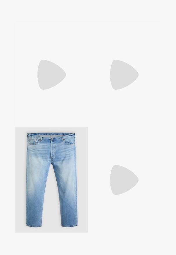 Marineblå bomulds t-shirt med rund hals og korte ærmer; "Originals Studio" broderet med kontrastfarvet tan tråd på brystet.; Lyseblå denimjeans med falmet detaljer, lukkes foran med knap og lynlås, bæltestropper og design med fem lommer.; Brune kanvas sneakers med rund tå, hvid gummisål og fem snørehuller. Har en lille tri-farvet detalje på siden.; Sorte rektangulære solbriller med mørke tonede linser og tykke stel, hvilende skråt på en ensfarvet lys grå overflade.