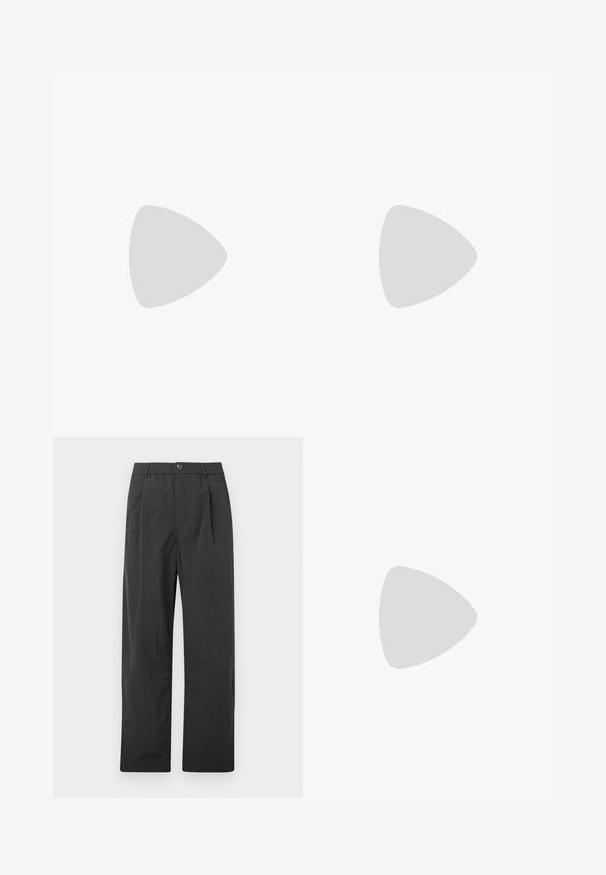 Camiseta de algodón blanca con un gráfico rectangular central que presenta franjas de luz coloridas en rojo, azul y verde sobre un fondo negro.; Pantalones negros hechos de tela ligera. Presentan un diseño plisado, cintura elástica con botón y corte recto en las piernas.; Zapatilla blanca Calvin Klein con cordones, mostrada flotando sobre un suelo de cemento pulido y un fondo de pared de bloques de vidrio.; Bolsa de tela negra con forma rectangular, que cuenta con una correa azul y un cierre, un lazo lateral y un logo en relieve en la parte frontal.