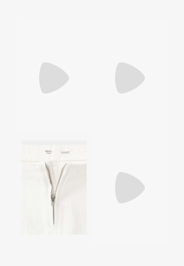 Lys beige ærmeløs sweater med ribbet rund hals, tekstureret stof og minimalistisk design; ingen synlige logoer eller mønstre.; Close-up af et hvidt tøj med en delvist åben sølvlynlås og et mærke, der viser størrelse EU 38, USA 4, lavet i Pakistan.; Enkelt off-white gummiflipper med tynde remme og tekstureret fodseng set fra siden på ensfarvet baggrund.; Naturlig vævet stråtaske med to korte håndtag og en lang skulderrem, rektangulær form, beige farve, tekstureret mønster.