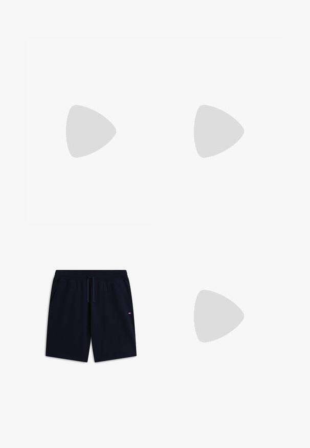 T-shirt rose à manches courtes en tissu doux, avec un petit logo de papillon jaune brodé sur la poitrine gauche.; Shorts décontractés bleu marine avec ceinture élastique et cordon, poches latérales et petit logo drapeau sur la poche droite.; Sneaker blanche avec une tige en cuir lisse et un profil bas. Présente un bout arrondi, six œillets et une semelle en caoutchouc texturé.; Sac fourre-tout en toile noire avec deux bandoulières et un motif circulaire discret en relief sur le devant.