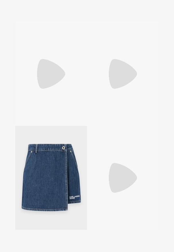 Sort bomulds t-shirt med korte ærmer, der har et hvidt tekslogo "karl lagerfeld jeans" på forsiden. Rund hals design.; Denim nederdel i mørkeblå med indpakningsdesign, sølvhardware og hvid "KARL LAGERFELD JEANS" logo broderi ved kanten.; Sort læder ankelstøvle med spids tå og en blank sølv stilethæle på en hvid baggrund.; Sort blank patenteret læder skuldertaske i halvmåneform med justerbar rem og Karl Lagerfeld Jeans logo-patch på forsiden.