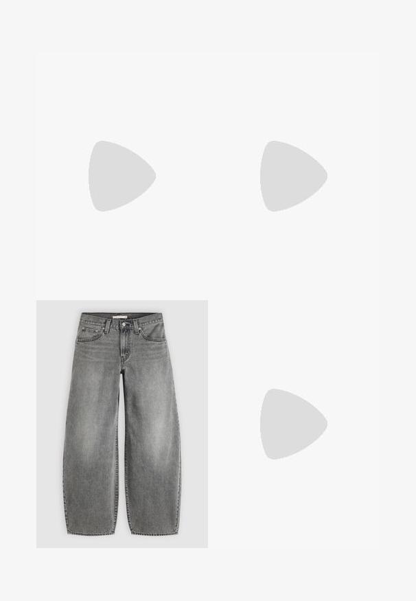 Schwarzes T-Shirt mit kurzen Ärmeln und Rundhalsausschnitt in Größe XS mit dem Etikett "Urban Classics" innen am Kragen.; Weit geschnittene graue Jeans aus Denim mit Vorderknopf und Reißverschluss, Gürtelschlaufen und Fünf-Taschen-Design auf einfachem Hintergrund.; Weiße Leder Sneaker mit roten Streifen und Akzenten. Verfügt über eine strukturierte Gummi-Laufsohle und einen gepolsterten Schaft. Tragen mit hellblauer Jeans.; Schwarze Cat-Eye-Sonnenbrille mit matter Oberfläche, grauen getönten Gläsern, scharfen Kanten und schlanken Bügeln. Der Markenname ist auf dem inneren Bügel sichtbar.