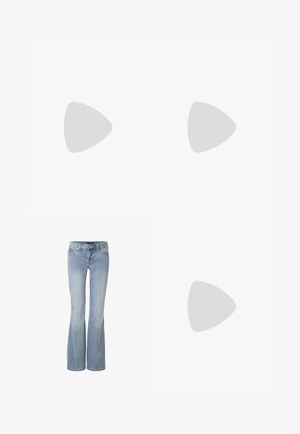 Haut sans manches noir en coton ; présente un design avec un papillon argent métallique et un motif tribal sur la poitrine. Encolure ronde.; Jean en denim bleu clair avec légère décoloration, design à cinq poches, fermeture avant par bouton et fermeture éclair, et coupe droite.; Baskets à plateforme blanches avec détails en mesh et cuir, semelle épaisse, et un porte-clés amovible représentant un personnage de dessin animé. Accents noirs visibles.; Sac à épaule en cuir verni noir avec des bretelles en chaîne argentée et une fermeture éclair, arborant un logo "JOOP! JEANS" à l'avant.