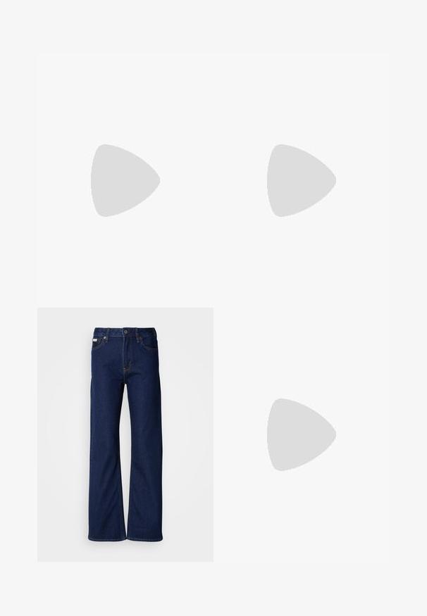 Lichtroze katoenen T-shirt met korte mouwen, met een vierkant paarse grafische logo met witte "cK" letters in het midden.; Donkerblauwe denim broek met een wijde pijpdesign, een rechte snit, vijf zakken en een ritsluiting aan de voorkant. Stikseldetails langs de naden.; Zwarte leren balletschoenen met een spitse neus, platte zool en een kleine strap met een zilveren gespsluiting.; Witte rechthoekige Calvin Klein handtas met enkele handgreep, minimalistisch ontwerp en decoratieve kwastjes met geometrische metalen hanger aan de zijkant.