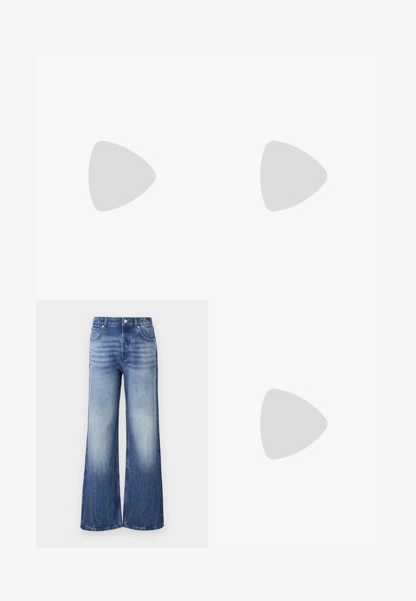 Sort ærmeløs top med en nøglehul-udskæring, der har krydsede stropper og en ribbet tekstur, fremhævet med metallisk tråd for glans.; Lysblå brede jeans lavet af denim, med høj talje, falmede tekstur og mærke patch på baglommen.; Sort læderankelstøvle med spids tå og blokhæl, der svæver over en reflekterende grå gulv nær en væg af glasblokke.; Sort skuldertaske i læder med en buet rektangulær form, gyldent kæde vævet ind i en flettet sort rem og toplynlås.