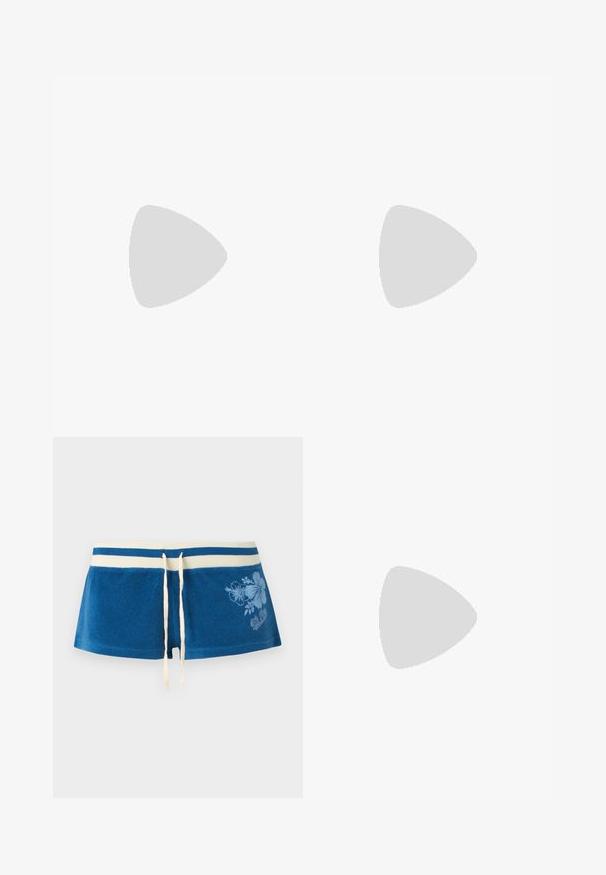 Jupe en éponge bleue avec ceinture rayée blanche, cordon à l'avant et imprimé floral subtil sur le côté droit.; Short en tissu éponge bleu avec des bandes blanches à la taille, lien de serrage et imprimé floral bleu clair sur le côté droit.; Sandales à sangle tissée avec une tige en corde de couleur crème, semelle noire, semelle intérieure texturée et couture blanche contrastante.; Boucles d'oreilles en argent en forme de goutte d'eau, courbées et à finition polie. Dotées d'un fermoir sécurisé et d'une texture lisse.