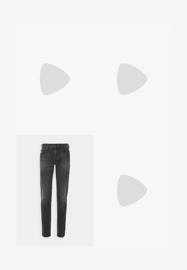 T-shirt noir sans manches en coton, arborant un logo "DIESEL" blanc prominent et une boîte d'accent rouge, avec "DENIM DIVISION" en dessous.; Jean en denim noir avec une coupe droite classique, un léger délavage et un design à cinq poches avec des détails de couture contrastés.; Baskets blanches et noires avec une tige en cuir texturé, un col rembourré, un bout rond et une semelle en caoutchouc contrastante. Comprend des lacets blancs et un détail de logo.; Diesel NECKLACE  - Collier - silver coloured