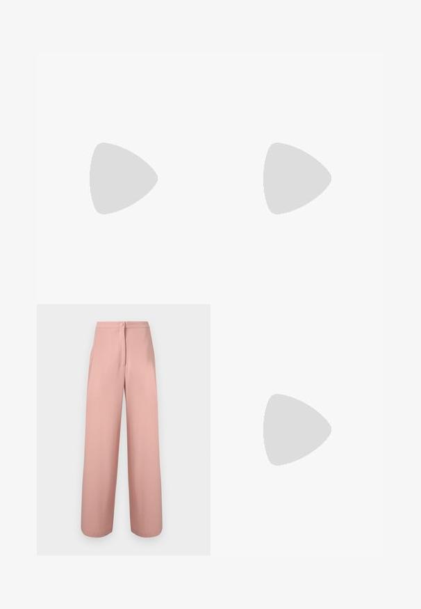 Zwarte korte mouwen T-shirt met ronde hals, voorzien van een subtiel gestikt Calvin Klein-logo in het midden van de borst, eenvoudig ontwerp op een witte achtergrond.; Broek met hoge taille en wijde pijpen van zachte roze stof, met een knoop aan de voorkant en een verborgen rits.; Zwarte puntige slingbackschoen met lage kittenhak en een bovenzijde met slangenprint, voorzien van een kleine gouden gesp op het bandje.; Zwarte leren handtas met een gladde textuur, rechthoekige vorm en een gebogen handvat. Voorzien van een gouden rits en subtiele branding aan de voorkant.