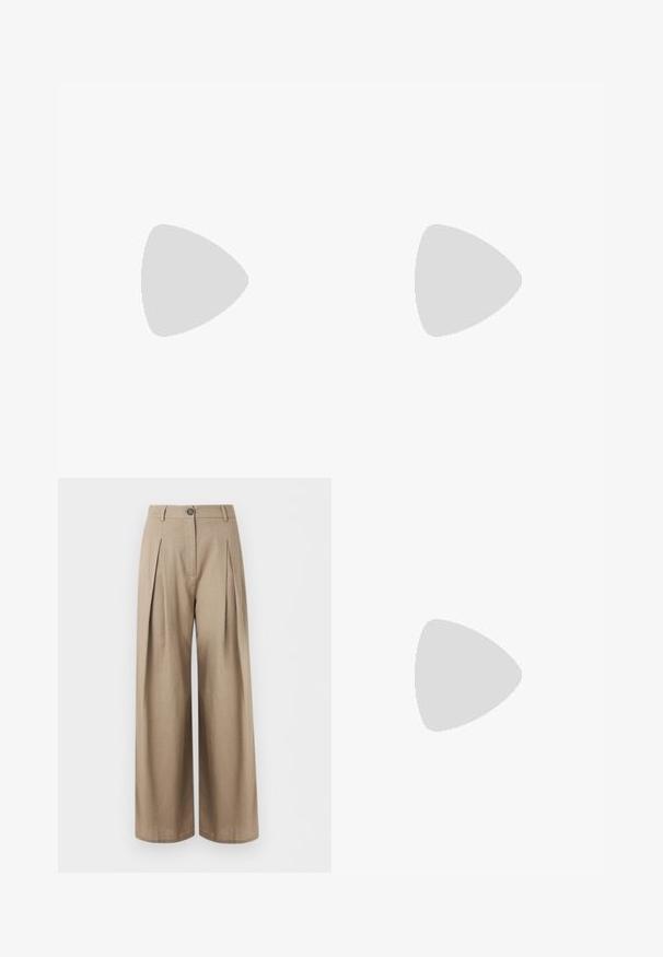 Witte katoenen T-shirt met een zwart bloemenpatroon, gekenmerkt door ronde bloembladen en een centrale stip, korte mouwen en een ronde halslijn.; Beige broek met wijde pijpen, voorplooien, knoopsluiting, ceintuurlussen en een gladde stofafwerking, getoond tegen een witte achtergrond.; Zwarte leren open-teen slingback-hakken met een afgerond ontwerp, voorzien van een stevige cilindervormige hak en een elastische band voor een veilige pasvorm.; Zwarte lederen schoudertas met een gebogen bovenhandvat, klep met sluiting en een klein, geperst dubbele-B-logo in het midden aan de voorkant.