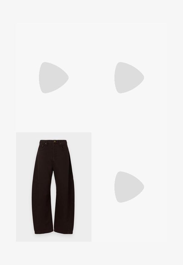 Haut long en maille marron présentant une texture transparente, un décolleté rond et des coutures asymétriques pour un détail de design supplémentaire.; Pantalon large noir en denim, avec une taille haute, une fermeture par bouton métallique et des poches latérales. Texture lisse, coupe droite.; Bottine en cuir noir avec bout pointu, petit talon kitten bas et boucle décorative en argent sur le côté près de l'orteil.; Sac à main en cuir brillant marron foncé avec un emblème en forme d'aile dorée, détail de chaîne dorée et une fine bandoulière en cuir sur un fond uni.