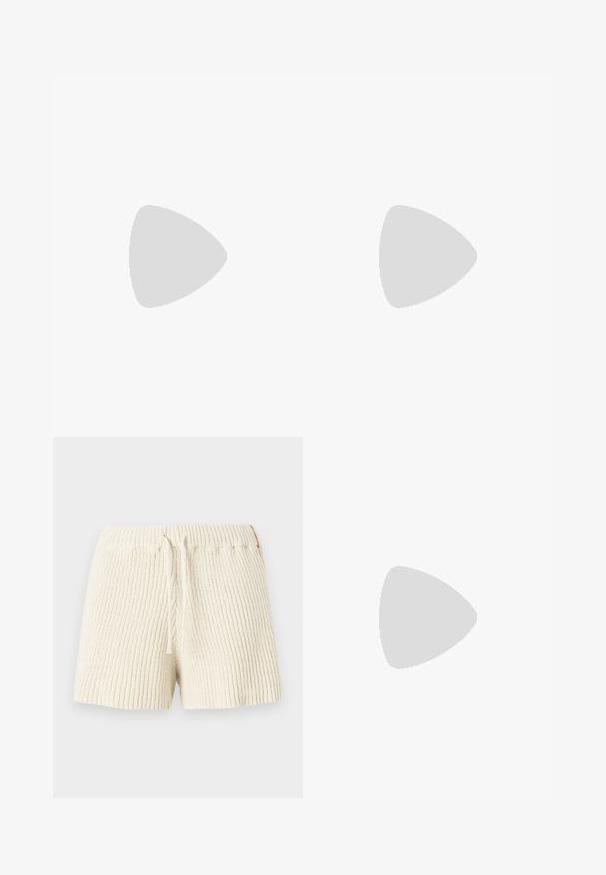 Haut sans bretelles en tricot crème avec une texture côtelée. Accentué de bordures jaunes, violettes et bleues. Comprend un petit logo métallique de la marque.; Shorts en tricot couleur crème avec une texture côtelée, une taille élastique et un cordon de serrage. Présente une petite étiquette d'accent sur le côté.; Baskets en toile blanches avec une épaisse semelle plateforme blanche, bout rond et œillets en métal pour les lacets. Logo de la marque affiché sur le côté.; Sac à main tressé de couleur crème, forme arrondie, poignée courte et fermoir décoratif doré suspendu au centre devant.
