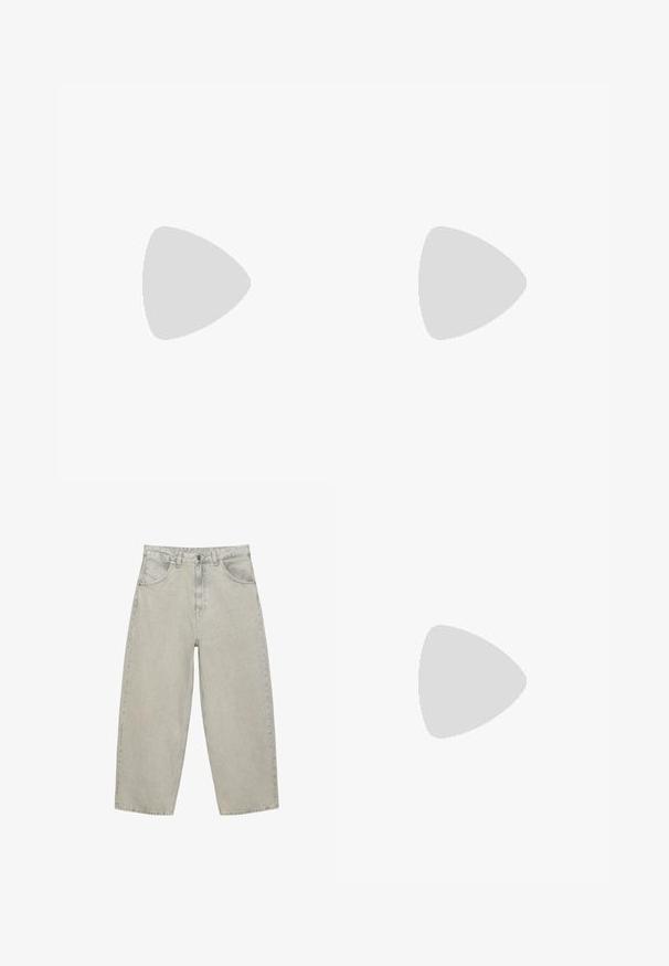 Olijfgroene polo met korte mouwen, gestreepte kraag in groen en lichtblauw, met een witte band waarop "BERLIN SOHO" in het rood staat.; Lichtgrijze denim jeans met brede pijpen, voorzakken, riemlussen en knoopsluiting, plat uitgespreid op een witte achtergrond.; Brown leren botenschoen met gestikte accenten, voorzien van metalen oogjes, een verhoogde naad op de neus en een platte rubberen zool.; Zwarte rechthoekige zonnebril met smalle roze getinte glazen die op een wit oppervlak liggen.