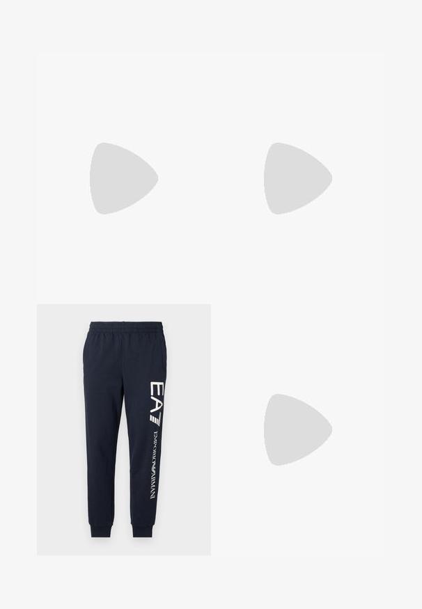 Schwarzes T-Shirt mit kurzen Ärmeln und Rundhalsausschnitt, mit einem kleinen weißen Etikett auf der Innenseite des Kragens.; Marineblaue Baumwoll-Jogginghosen mit elastischem Bund, schmal zulaufenden Beinen und kontrastierenden weißen EA7 und Emporio Armani-Logos, die entlang der Seite aufgedruckt sind.; Weiße Leder Sneakers mit glatter Oberfläche, runder Zehenform und minimalistischem Design. Mit beigen Akzenten an der Ferse und einer Gummisohle.; Schwarze Sonnenbrille mit einem runden Rahmen, braun getönten Gläsern und goldenen Akzenten an den Bügeln. Texturierte schwarze Bügel mit einem markanten Design.