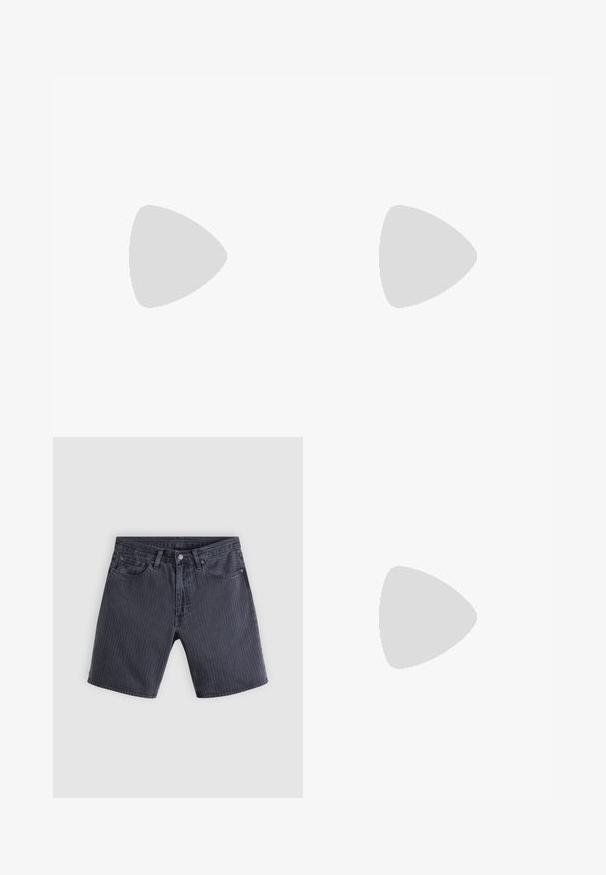 T-shirt en coton bleu marine avec manches courtes, encolure ronde et un design graphique d'une main et de texte sur la partie gauche de la poitrine.; Short en jean gris foncé jusqu'aux genoux avec des rayures verticales subtiles, bouton avant, fermeture éclair et design à cinq poches.; Baskets basses noires avec semelle en caoutchouc blanche, design à lacets et col rembourré, présentées sur un fond gris neutre.; Montre en métal argenté avec un cadran texturé vert, présentant des index horaires blancs et des sous-dials ; accessoire en chaîne entrelacé avec la montre.