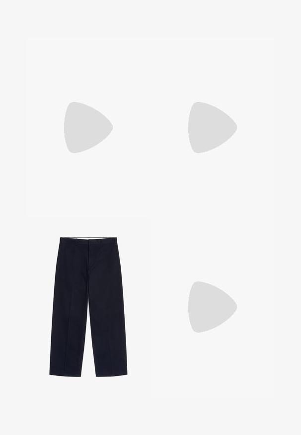Polo bleu marine à manches courtes avec patte à deux boutons, col et poignets rayés, et petit logo laurier jaune sur la poitrine.; Pantalon noir à coupe droite avec passants de ceinture, poches latérales et fermeture éclair devant, présenté à plat sur fond blanc.; Chaussure bateau en cuir marron avec coutures blanches, détails de lacets et semelle en caoutchouc beige, vue de côté sur fond blanc.; Lunettes de soleil Ray-Ban avec des verres verts, monture en plastique noir et accents dorés sur les bords. Forme carrée avec une finition mate.