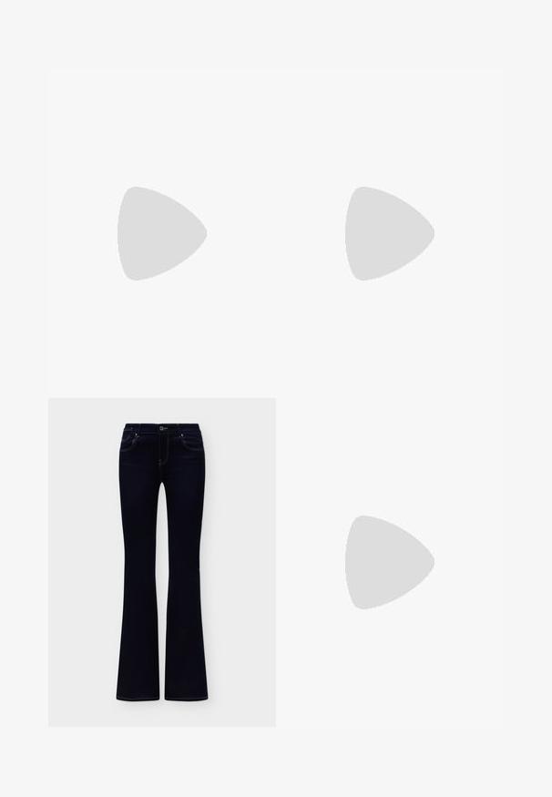 Camiseta de manga corta de color gris claro con tejido acanalado, cuello redondo y pequeño logo negro de "Pepe Jeans" en el lado izquierdo del pecho.; Vaqueros azul oscuro de talle alto para mujer con perneras acampanadas, bolsillos delanteros y costuras en contraste mostrados sobre un fondo liso.; Zapatos de tacón slingback de cuero negro con punta afilada, correa ajustable delgada y un tacón de aguja de aproximadamente 5 cm, textura suave.; Bolso de mano de cuero negro con una textura suave. Cuenta con una correa ajustable y un diseño elegante y minimalista con cierre de cremallera.
