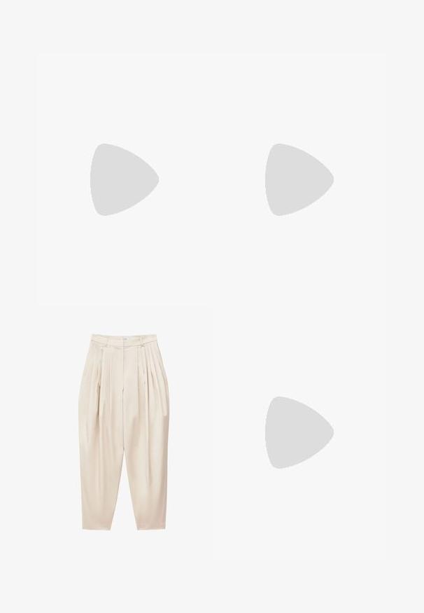 Top corto negro de manga corta con mangas rizadas dramáticas, escote redondo y detalle de abertura en la parte posterior. Material suave.; Pantalones plisados beige de talle alto con piernas cónicas y cierre frontal de cremallera.; Zapato negro de cuero con tacón bajo y bloque, punta puntiaguda y delgada correa en el tobillo con hebilla dorada sobre fondo claro.; Par de pendientes rojos esmaltados en forma de flor con detalles en azul y blanco en los pétalos y pequeños centros con cuentas doradas sobre un fondo blanco.