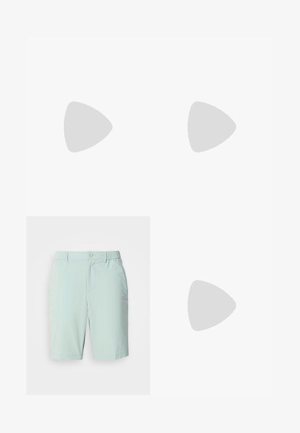 Hvid polo skjorte med krave, korte ærmer og diskret logo-patch. Fremstillet af bomuld, med en glat tekstur og klassisk design.; Lyseblå shorts lavet af glat stof, med knaplukning, forlommer og en komfortabel linning uden synlige mønstre.; Hvid læder lav-top sneaker med snørebånd, sort hælflig og "BOSS"-logo, svævende indendørs nær glasblok væg og poleret gulv.; Sort tote bag med blødt stof, to forlommer og robuste håndtag. Logo vist på siden. Enkel, funktionel design.